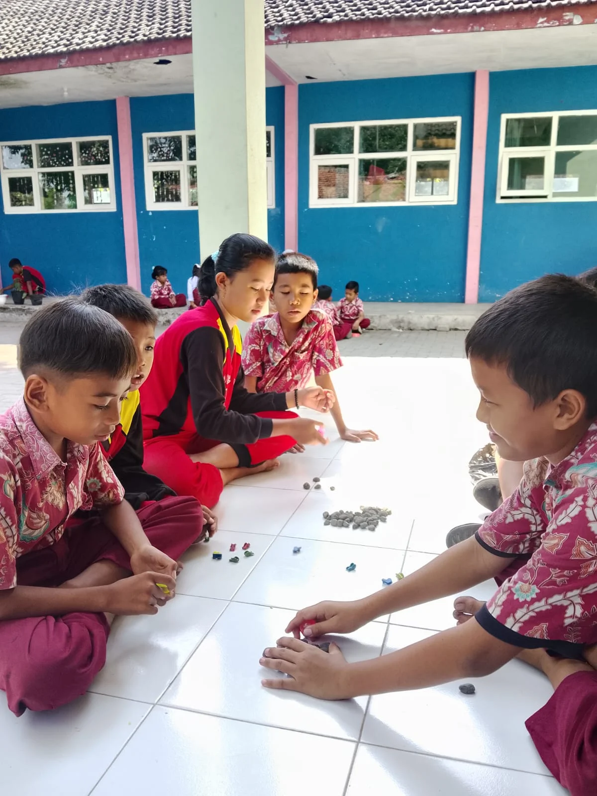 PENGENALAN BUDAYA LOKAL PADA SISWA SEKOLAH DASAR MELALUI PERMAINAN TRADISIONAL DALAM MENDUKUNG IMPLEMENTASI KURIKULUM MERDEKA